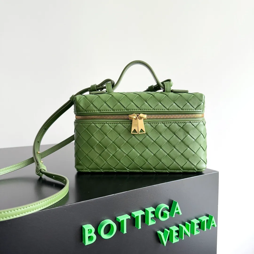 Batch 1360 Bottega Veneta 24 spring and summer woven zipper crossbody bag. A crossbody bag that can be used as a cosmetic bag. The exquisite weaving and compact body are an indispensable accessory for the upcoming summer. The double zipper also better protects the bag. It has a large capacity. If you like it, don’t miss it. Style number: 789109 Size: 22*12.5*5cm